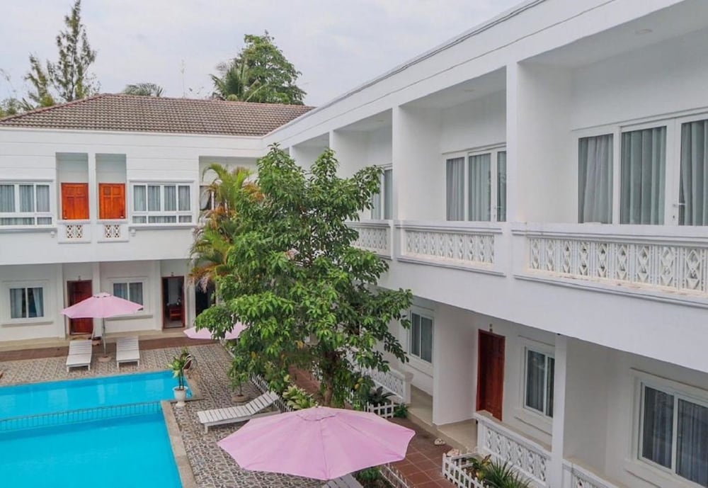 Deluxe Double room with pool view full double bed